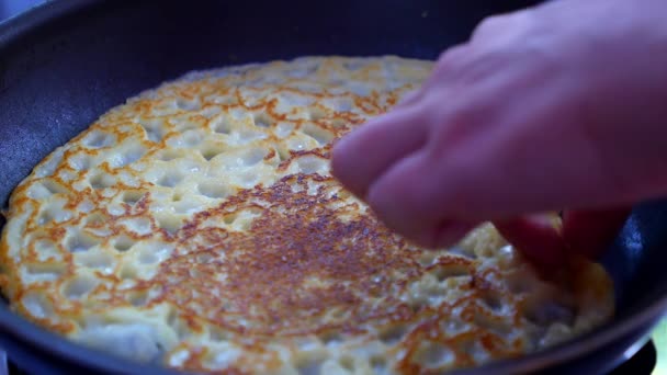 Pfannkuchen auf heißer Pfanne zubereiten. Nahaufnahme. — Stockvideo