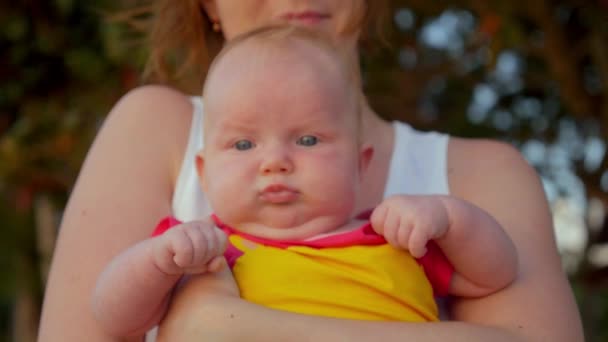 Gelukkig weinig Baby met moeder natuur. Slow Motion. — Stockvideo