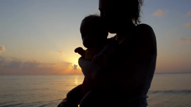 Matki i dziecka, zabawy na plaży Sunset Beach. Zwolnionym tempie. — Wideo stockowe