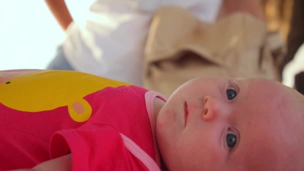 Closeup de bebê bonito infantil ao ar livre — Vídeo de Stock