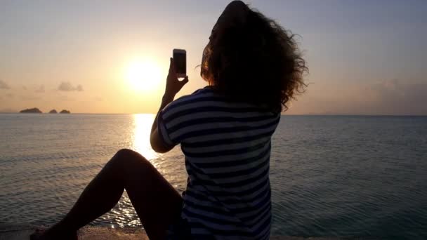 Γυναίκα χρησιμοποιώντας έξυπνο τηλέφωνο τραβήξετε μια φωτογραφία του ηλιοβασιλέματος. — Αρχείο Βίντεο