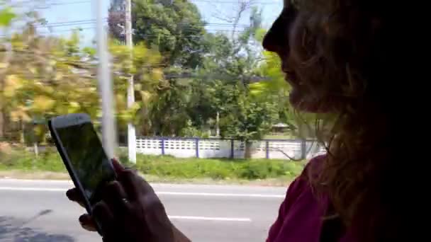 Θηλυκό επιβατών χρησιμοποιώντας ένα κινητό τηλέφωνο σε ένα τρένο ή το λεωφορείο — Αρχείο Βίντεο