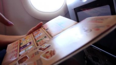 Uçak menüyü okuyan ve yemek seçme kadın Traveler