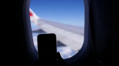 Uçak penceresinden cep telefonu ile fotoğraf çekmek