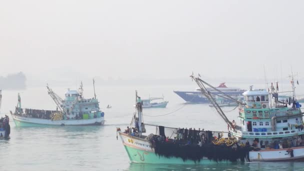 タイ - 2015 年 2 月: 漁船釣り、フィッシャーマンズ ビレッジ — ストック動画