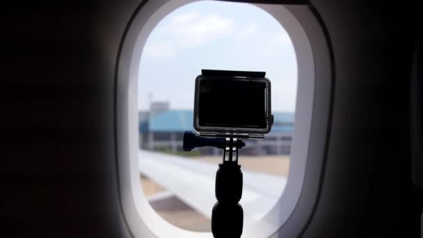Camera filmen vanuit Illuminator raam van vliegtuig — Stockvideo