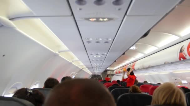 Interior del avión con pasajeros en asientos — Vídeos de Stock