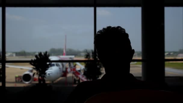 Σιλουέτες των επιχειρηματιών στο αεροδρόμιο αναμονής περιοχή — Αρχείο Βίντεο