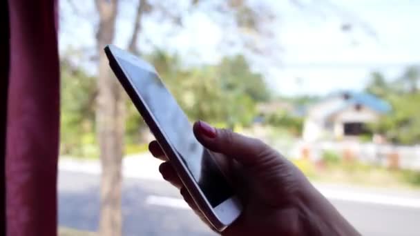 Mulher mão usando Smartphone viajando na estrada — Vídeo de Stock