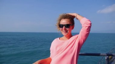 Genç kadın bir yat yelken tatil gülümseyen