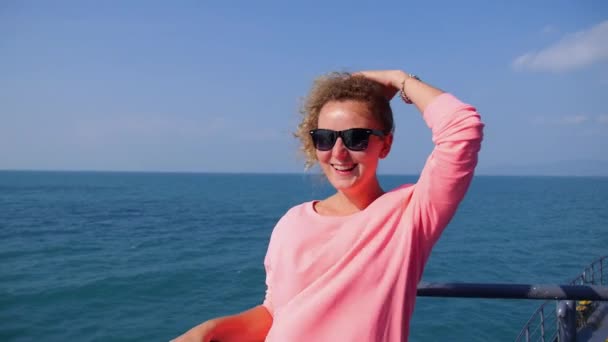 Young leende kvinnliga segling på en Yacht på semester — Stockvideo