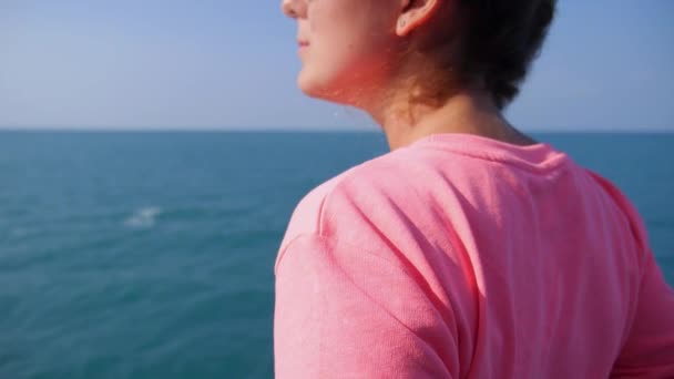 Mulher viajando de barco e desfrutando do mar. Movimento lento . — Vídeo de Stock