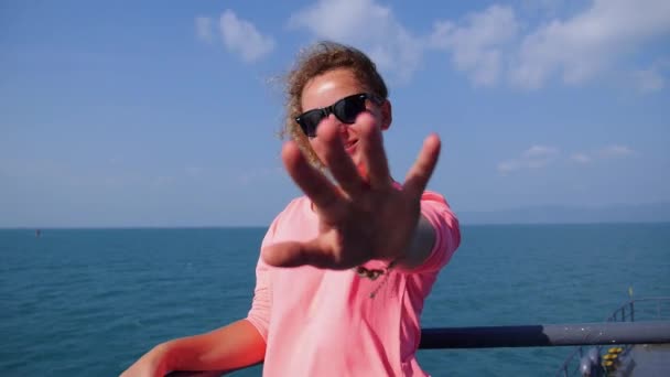 Boldog fiatal nő élvezi az élet a fedélzeten egy vitorlás. — Stock videók