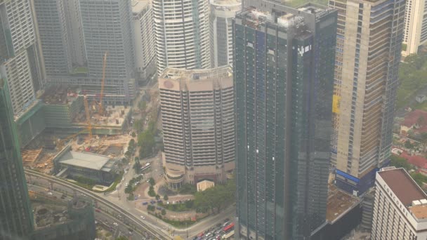 Vista aérea urbana de edificios y carreteras de una ciudad — Vídeos de Stock
