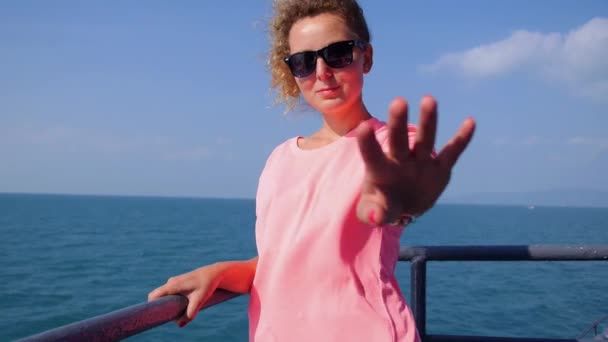 Mujer navegando en el mar y coqueteando en cámara. Moción lenta . — Vídeos de Stock