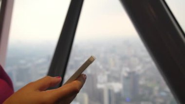 Kadın el kullanarak cep telefonunu ofisinde yakın çekim