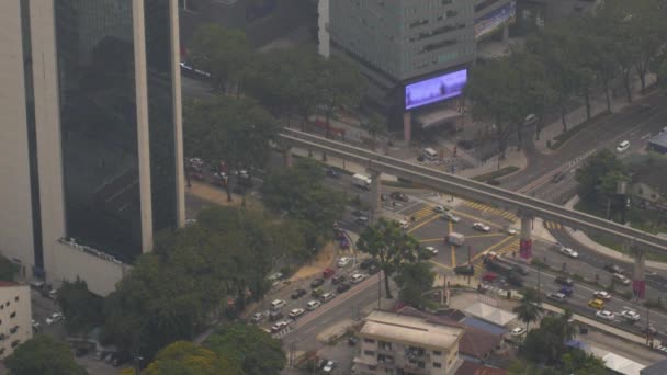 Terpolusi Kota Metropolis dengan Crossroads, Jalan, Mobil, Bangunan — Stok Video