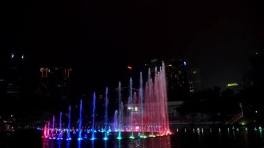 Geceleri renkli Aydınlatmaları ile müzik çeşme