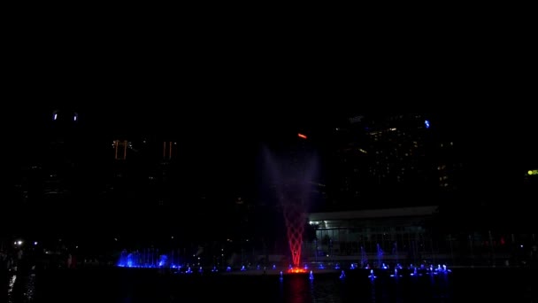 Tanzende Wasserfontänen in Kuala Lumpur, Malaysia — Stockvideo