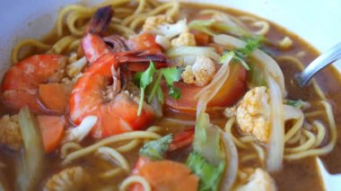 Baharatlı Tay çorba Tom Yam biber ve deniz ürünleri ile kapatmak
