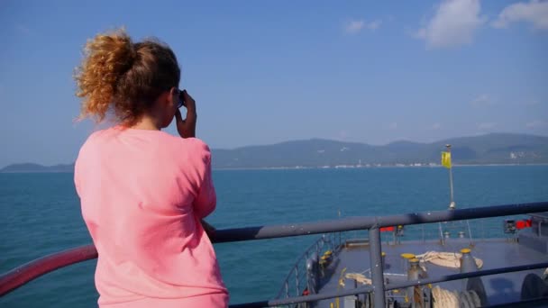 Feliz joven navegando en el mar en el día soleado. Moción lenta . — Vídeos de Stock