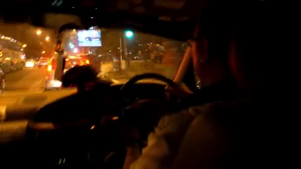 Conducir un coche por la noche en la ciudad. Acelera. . — Vídeos de Stock