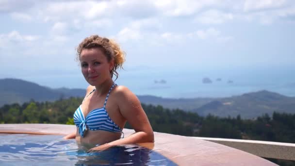 Vacation Travel and Recreation - Young Woman in Pool — Stock Video