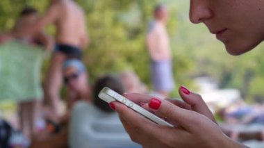 Teknoloji, eğlence ve tatil kavramı sahilde