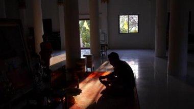 Asya Budist meditasyon ve Budizm tapınakta dua