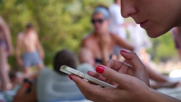 Путешествия людей и технологии - пляжная девушка с телефоном — стоковое видео