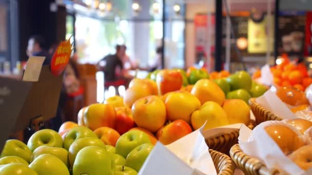 Äpfel sind gesunde Lebensmittel. Biolebensmittel im Supermarkt — Stockvideo