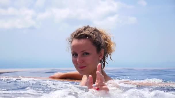 Jeune jolie femme dans la piscine jacuzzi en plein air — Video