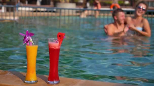 Felice coppia allegra in piscina in Hot Sunny Day — Video Stock