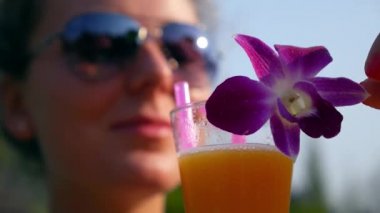 Yaz aylarında taze sıkılmış meyve suyu ile sağlıklı genç kadın