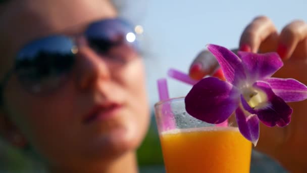 Feminino em Óculos de Sol Bebendo Suco de Fruta Fresca em Férias — Vídeo de Stock