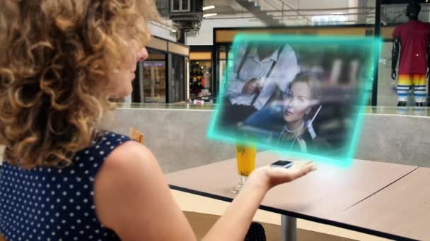 Conceito Hi-tech. Mulher assistindo vídeo no dispositivo hologramic futurista — Vídeo de Stock