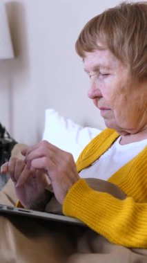 Dizüstü bilgisayarda çalışan, klavyeyle yazarken konsantre olan son sınıf öğrencisi bir kadın. İletişim, çevrimiçi alışveriş ve iletişim için modern teknolojiyi benimseyen yaşlı kişi