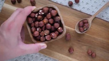 Tahtaya taze, çiğ fındık dolu tahta bir kase koymak, sade bir yaşam kompozisyonu yaratmak sağlıklı yemek ve organik gıda kavramları için mükemmeldir.