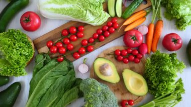 Sağlıklı bir diyet için domates, avokado ve marul içeren yeşil sebze ve sebzelerin rengarenk düzenlenmesi, vejetaryenliği teşvik etmek ve temiz yemek