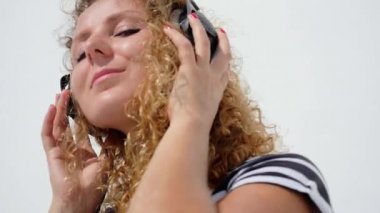 Genç erkek müzik dinlerken kulaklık rahatlatıcı. Ağır çekim.
