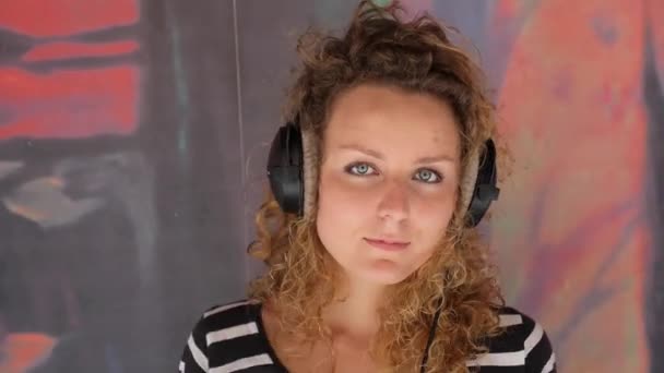 THAILAND, KOH SAMUI, DEZEMBRO 2014 - Pretty Female with Curly Hair and Headphones Listening Music . — Vídeo de Stock