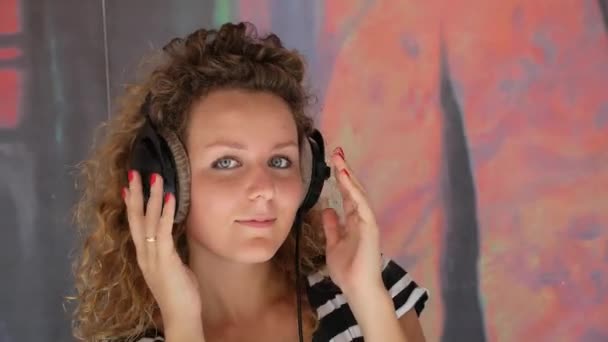 タイ、サムイ島、2014 年 12 月 - 音楽を聴くヘッドフォンを持つカーリー女. — ストック動画