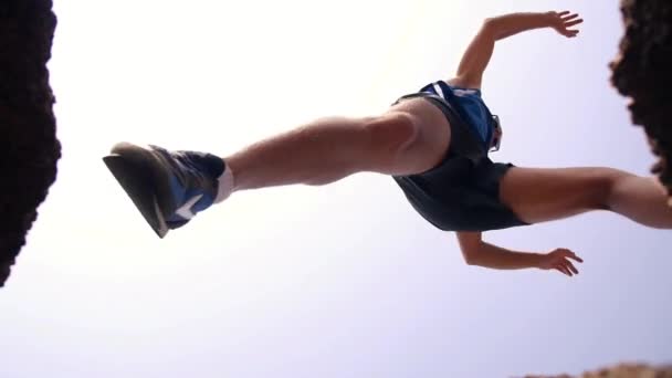 Esporte homem corrida e treinamento ao ar livre . — Vídeo de Stock