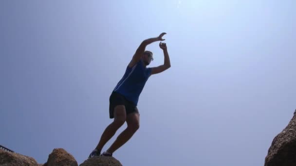 男性スポーツ選手実行して、屋外にジャンプ — ストック動画