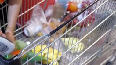 Kasiyer süpermarkette arabası ile nakit masasında