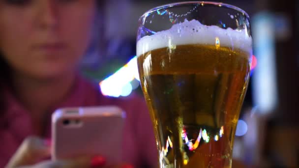 Donna che beve birra con il cellulare. Primo piano . — Video Stock