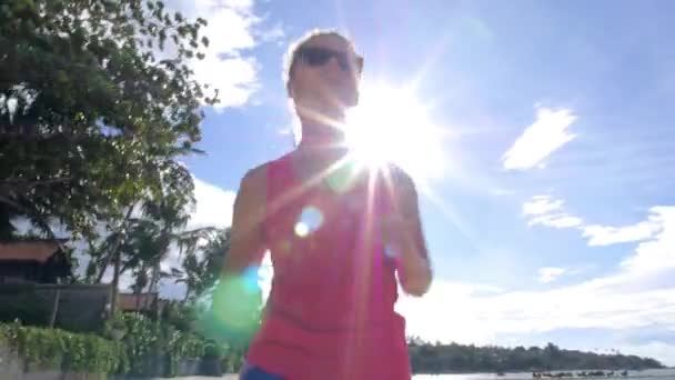 Gesunde Fitness Frau joggt im Freien — Stockvideo