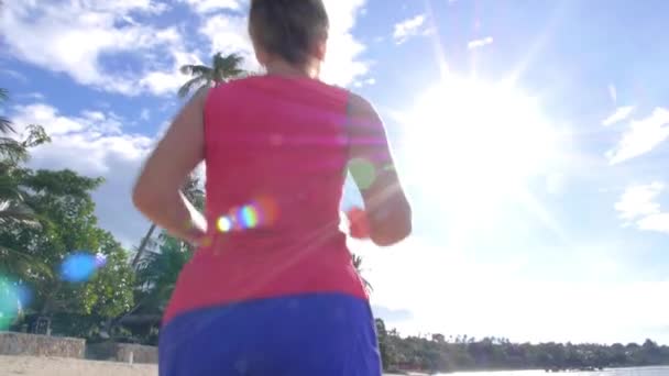 Mujer atleta corriendo en la playa haciendo ejercicio al aire libre — Vídeo de stock