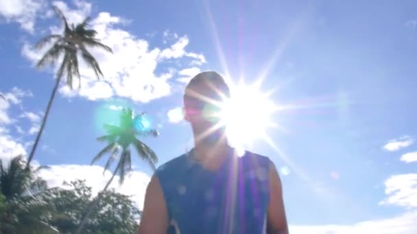 Αθλητής Running Man τζόκινγκ στην παραλία το καλοκαίρι — Αρχείο Βίντεο