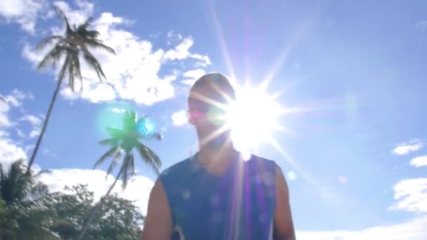 Sportler läuft Mann joggt im Sommer am Strand — Stockvideo